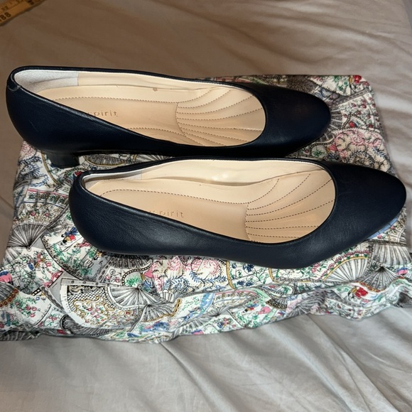 Easy Spirit Navy Leather Rounded Toe Pumps. 1.75” Heel. Size 8 - Picture 6 of 10